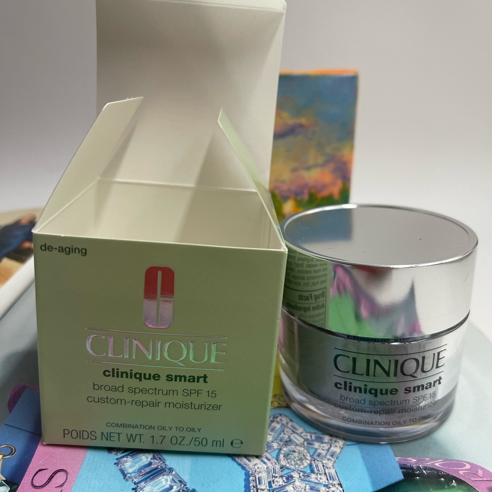 NIB Clinique smart broad spectrum spf 15 custom repair moisture